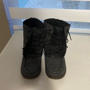 Grey boot wool